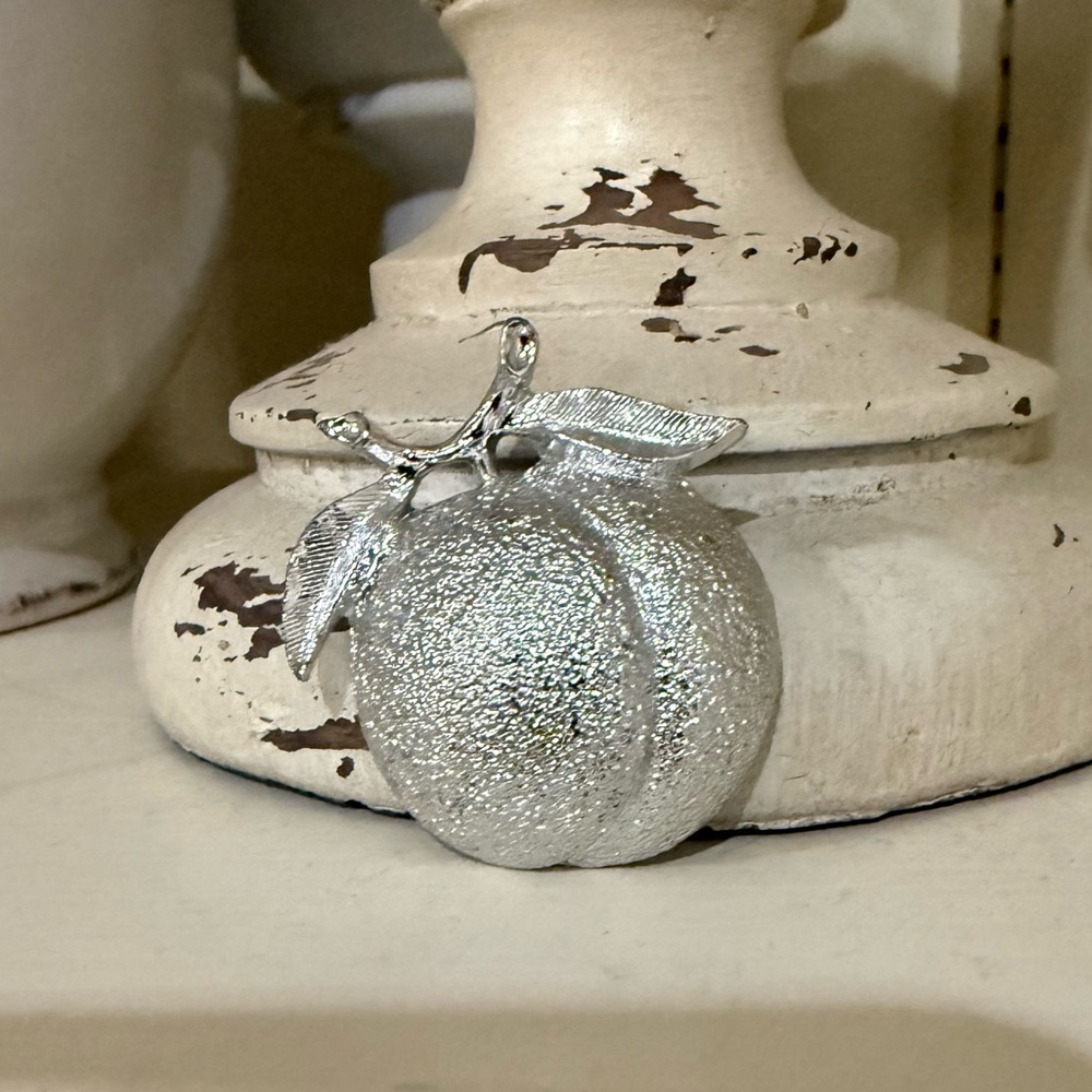 Sarah Coventry Silver Toned Peach Brooch 🍑